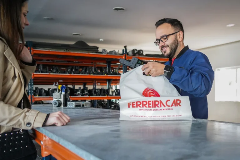 Sinopse Fotografia de Espaços Comerciais Peças Mercedes FerreiraCar Interior (2)